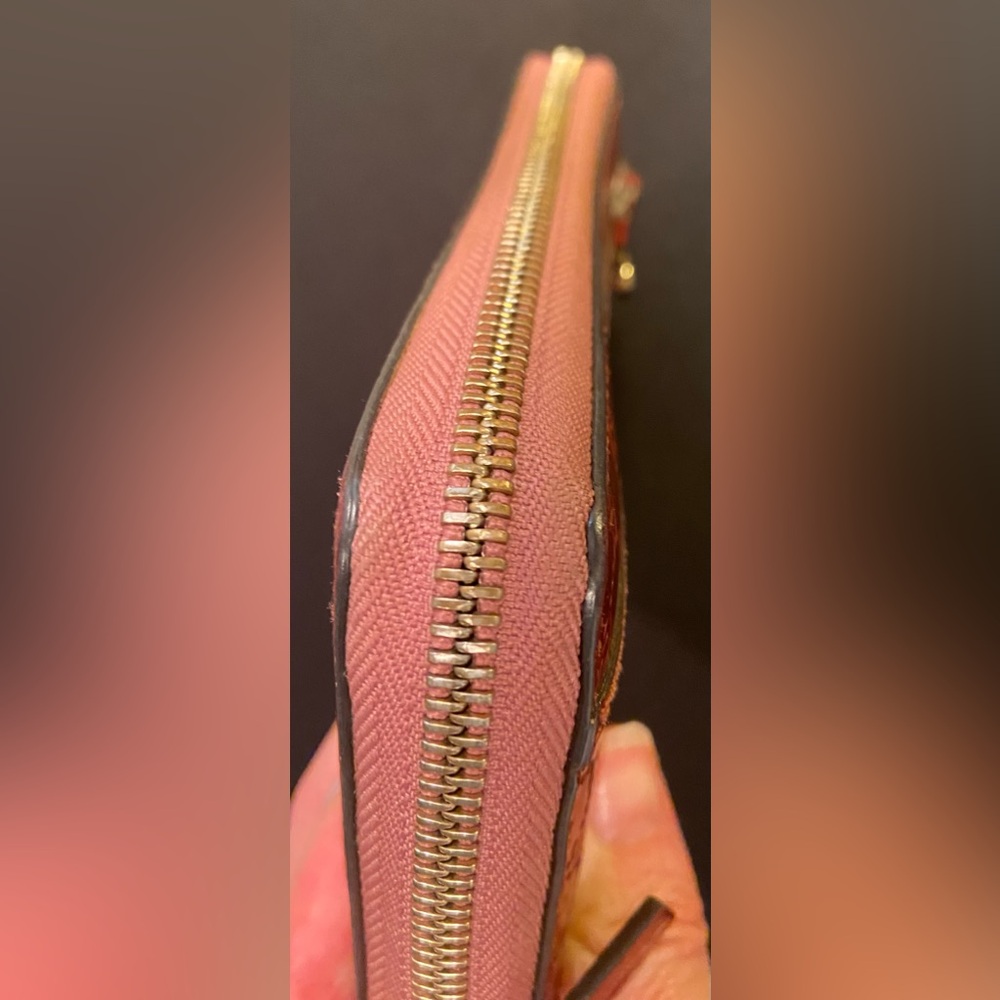 π₯SALE GUCCI ~ Micro GG ~ Patent Leather ~ Raspberry ~ Zip Around π - Picture 8 of 16